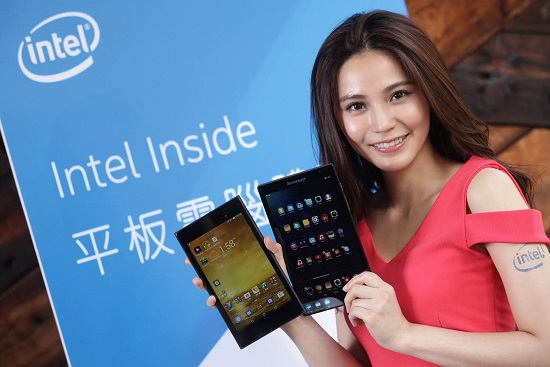 新一代宅男女神邱慧雯展示最新Intel inside平板。