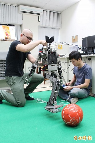 高雄第一科大首次研發大型人形機器人「打狗號」,在FIRA 2014世界盃智慧機器人比賽總積分排名第三。(記者蘇福男攝)
