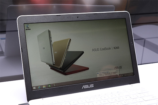 X205 採用 11.6 吋的螢幕規格