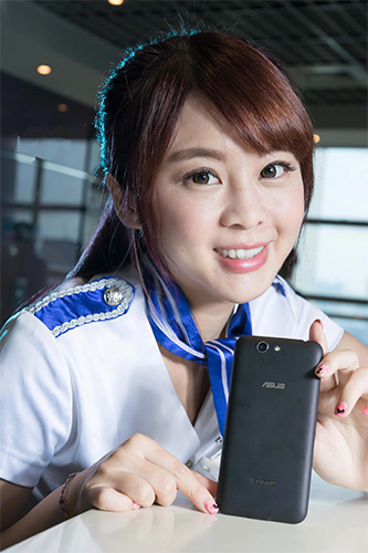 以平價高規為訴求的 ASUS Padfone  S