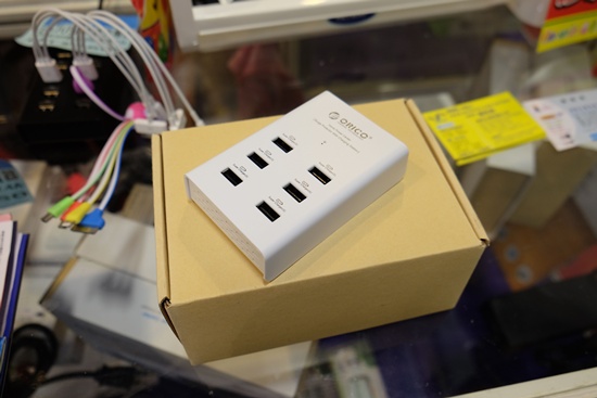 廠商電力屋展出ORICO的多埠USB充電插座,每一個埠都有足夠電力衝平板電腦。(記者陳炳宏攝)