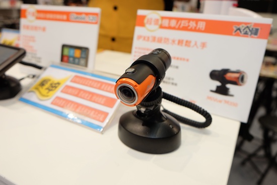 Mio推出機車戶外型稱紀錄器,網路價7,990元,現場不到5折。(記者陳炳宏攝)