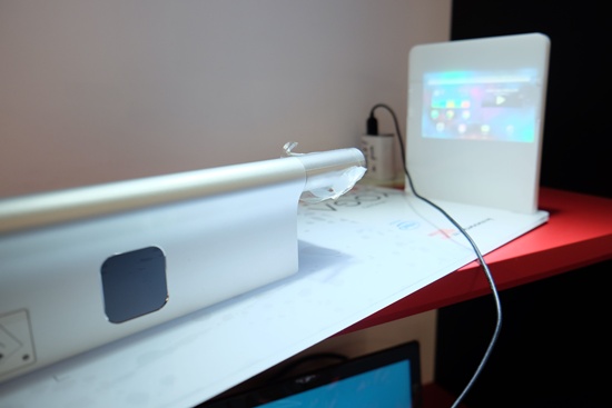 103年資訊月,聯想推出多模式平板Yoga Tablet 2 Pro,可吊掛、內建投影機,並支援LTE 4G網路。(記者陳炳宏攝)