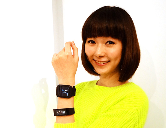 Sony 二款穿戴式裝置 SmartBand Talk 通話智慧手環(下)、 SmartWatch 3 智慧手錶(上),今日正式登台。(記者吳佩樺攝)