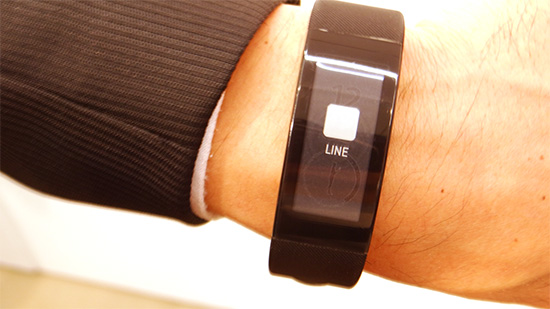 Sony SmartBand Talk 智慧手環,採用 1,4 吋電子墨水螢幕。(記者吳佩樺攝)