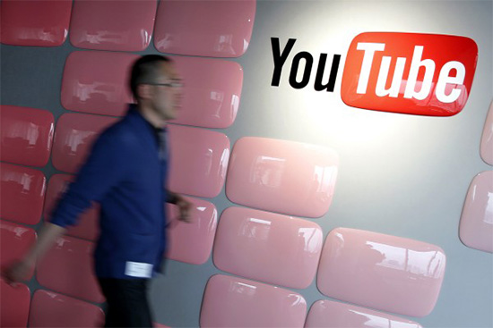 谷歌旗下的影音網站 Youtube,正在開發適合孩童使用的版本,據已經看過成品的人士透露,新的 Youtube 將會以平板作為主要使用平台,並會以縮圖來取代文字的描述,更適合孩童瀏覽影片。(彭博)