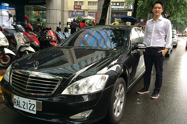 Uber 主打高級車的計程載客服務,並且透過方便的手機 APP 就可辦到