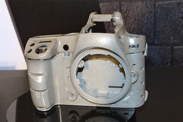 三星 NX1 小單眼以鎂合金打造,現場展示機身骨架。(記者吳佩樺攝)