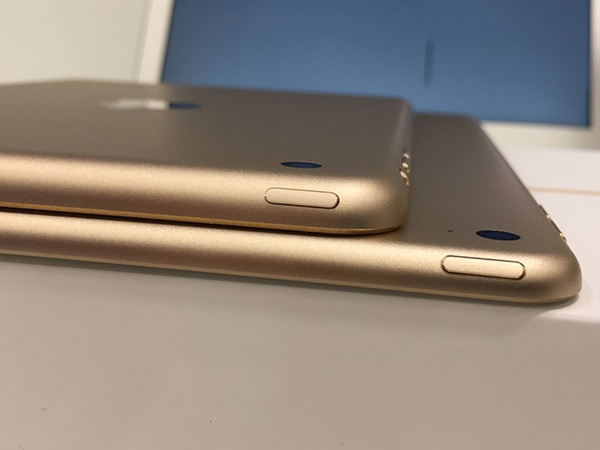 iPad Mini 3 （上）跟 iPad Air 2（ 下）的電源／喚醒位置雖然類似，但因為機身整體尺寸與厚度不同，在操作手感上會略有差異
