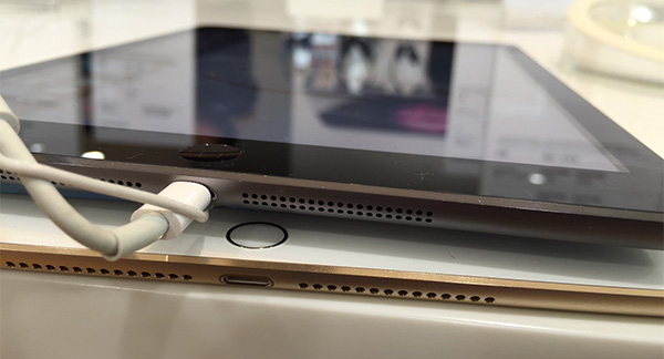 跟上方舊款 iPad Air 相比，可以看出新一代 iPad Air 2 在散熱上採用單排散熱孔的設計，可能將會更著重於機身散熱