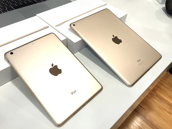 iPad Mini 3 （左）跟 iPad Air 2（ 右）機身背面比較