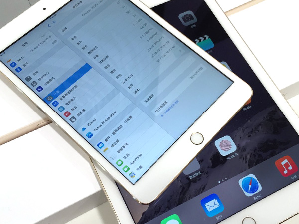 在 iPad Mini 將螢幕提升到 Retina 等級後，兩者的螢幕細緻度以相差無幾，甚至上方的 iPad Mini 3 更以 326 ppi 的點距勝過 iPad Air 2 的 264 ppi