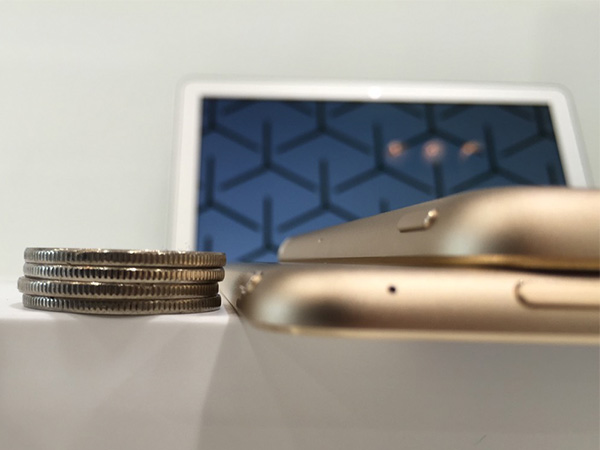 iPad Mini 3 （上）跟 iPad Air 2（ 下）機身厚度比較，可以看到下方僅有 6.1mm 厚的 iPad Air 2 比四個 10 元硬幣的厚度還要薄，而上方的  iPad Mini  3 則為 7.5 mm，維持與舊款 iPad mini 相同