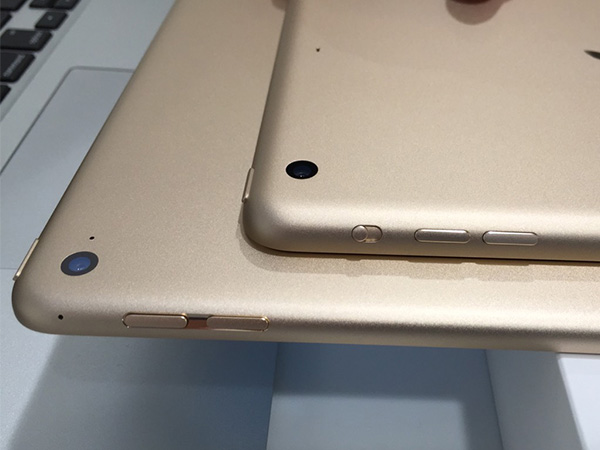 iPad Mini 3 （上）跟 iPad Air 2（ 下）右方的操作按鍵不同，iPad Air 2 取消了 iOS 裝置既有的鎖定開關