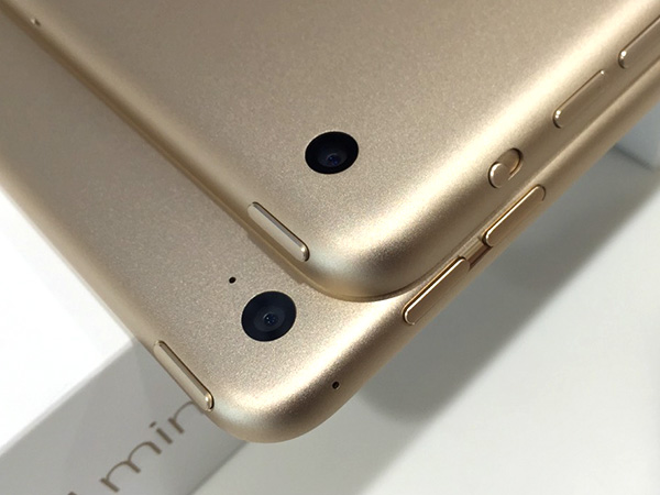 相機部分，下方的 iPad Air 2 是採用 800 萬畫素的相機，而上方的 iPad Mini 3 則是 500 萬畫素的規格。