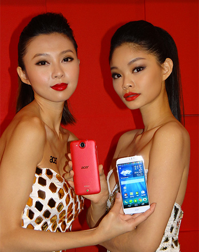宏碁鎖定女性,推出輕薄 4G 手機 Liquid Jade S,採用聯發科 64 位元八核心處理器。(記者吳佩樺攝)