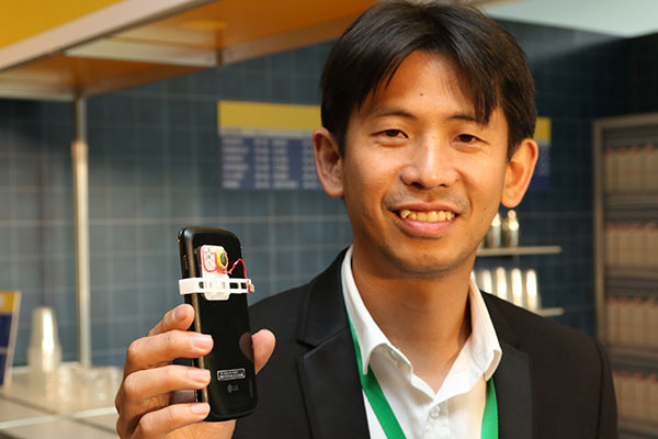 手機水滴顯微鏡真的只有水滴大小,2美元成本就能達到1,000美元設備的驚人效果。