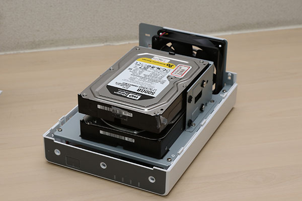 Synology DS215j採用雙碟式的設計,可同時搭載兩顆3.5吋硬碟。