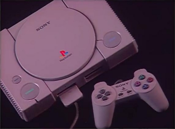 第一代PlayStation與20週年紀念版主機看來的確有許多相似之處。(PlayStation官方YouTube)