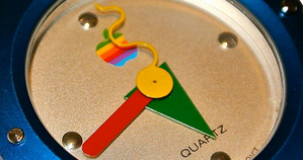 第一支Apple Watch的指針配色,以及經典的彩色 Apple LOGO。(originalapplewatch.com)