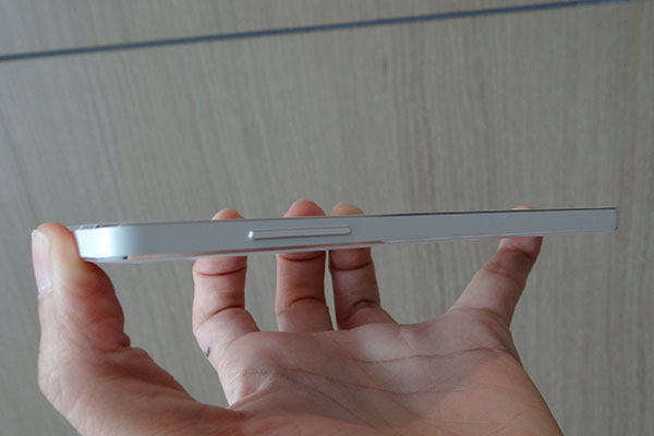 三星A5、A3側邊採用鑽石切邊。其中A5機身厚度僅6.7公厘,比iPhone 6薄。(記者吳佩樺攝)