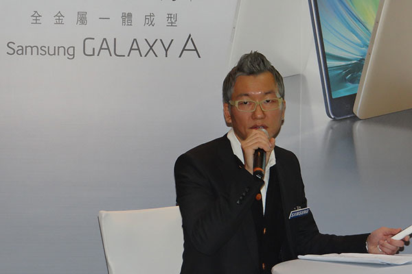 韓籍設計師Jun Yong Song表示,A5、A3設計靈感來自於礦石和水晶,否認低良率。(記者吳佩樺攝)