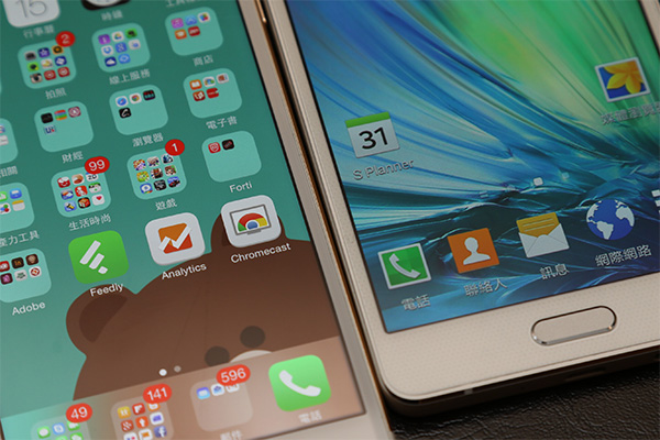 iPhone 6 （左）與 Galaxy A5（右）螢幕比較，可以看出細緻度上 iPhone 6 勝出，但是在顏色上則是 Galaxy A5 較優