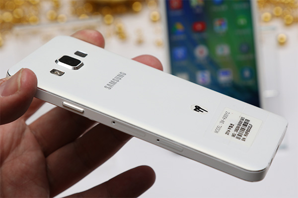 Galaxy A3 在機身背部外側具有弧狀設計，增加握持手感