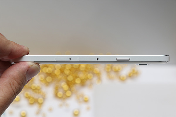 Galaxy A5 機身則略為平直，沒有像是 A3 那樣具有明顯的弧形機背設計