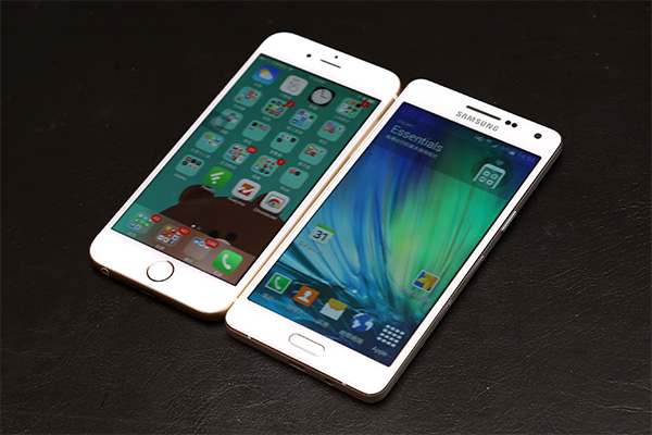 iPhone 6 （左）與 Galaxy A5（右）機身正面比較