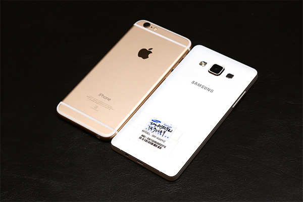 iPhone 6 （左）與 Galaxy A5（右）機身背面比較