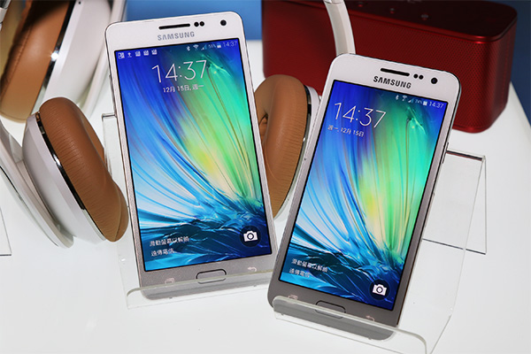 Galaxy A5／A3  均搭載 AMOLED 螢幕，僅在尺寸跟解析度上略有不同