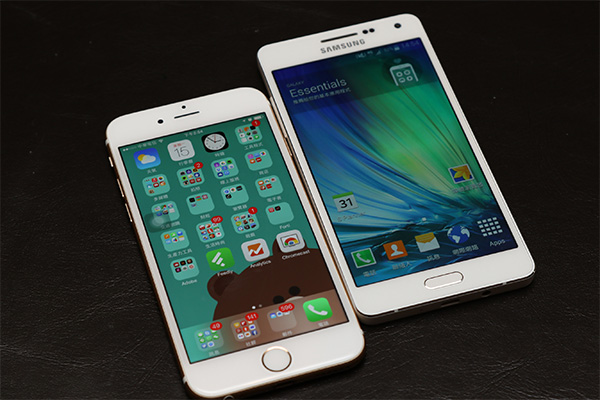iPhone 6 （左）與 Galaxy A5（右）螢幕比較