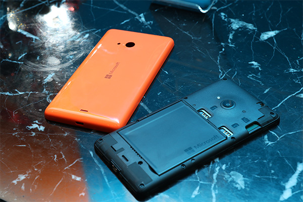 Lumia 535 採用可更換背蓋的設計