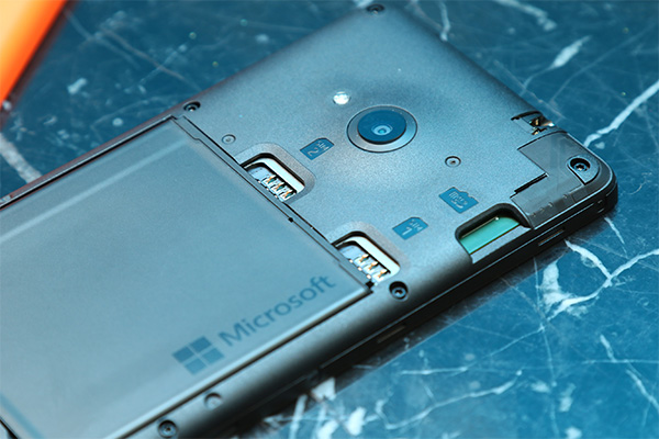 可看到雙 SIM 卡與外接 MicroSD 記憶卡的插槽