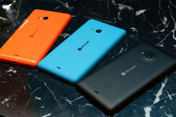 Lumia 535 在推出時會先提供左方橘色與藍色的款式,右方黑色款式則是以搭配背蓋的方式來更換