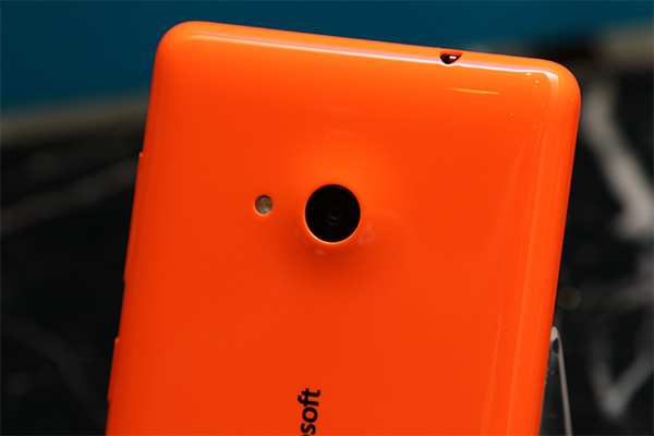 Lumia 535 在後方主鏡頭部分採用 500 萬畫素 f2.4 大光圈的規格
