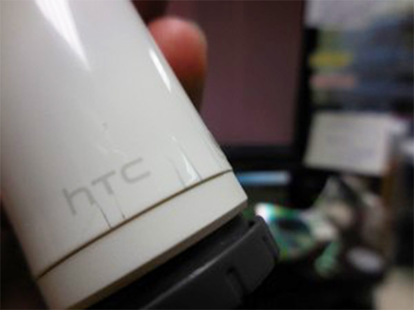 許多網友紛紛上傳新買的錄影機,底部都出現不明原因的裂痕。(圖取自Mobile01)