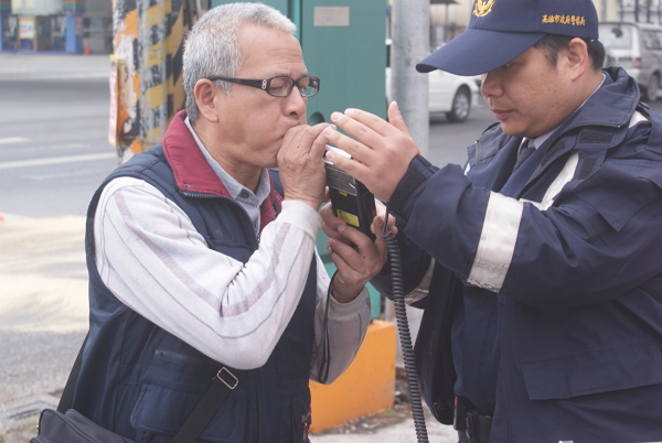 酒後開車可是要受罰的。(記者黃佳琳攝)