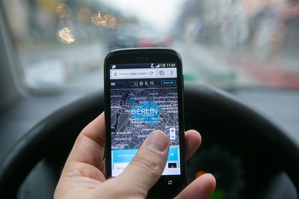 Uber 為展現改革決心,日前在官方部落格宣佈,明年將採用人體生物特徵與聲音辨識機制來篩選司機。(圖片來源:彭博社)