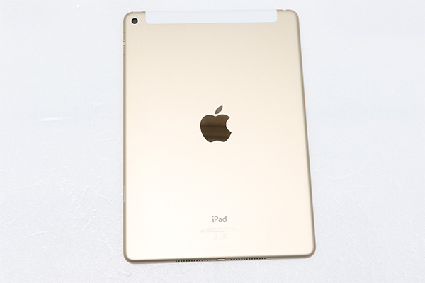 iPad Air 2 機身背面設計,我們這次取得的是 4G LTE 的版本,所以在機身頂部有白色的天線設計,WiFi 版本則無