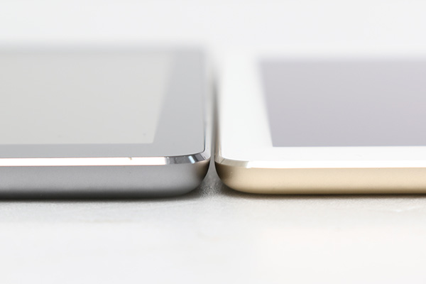 iPad Air 2 (右)與一代 iPad Air (左)厚度有很明顯的差異