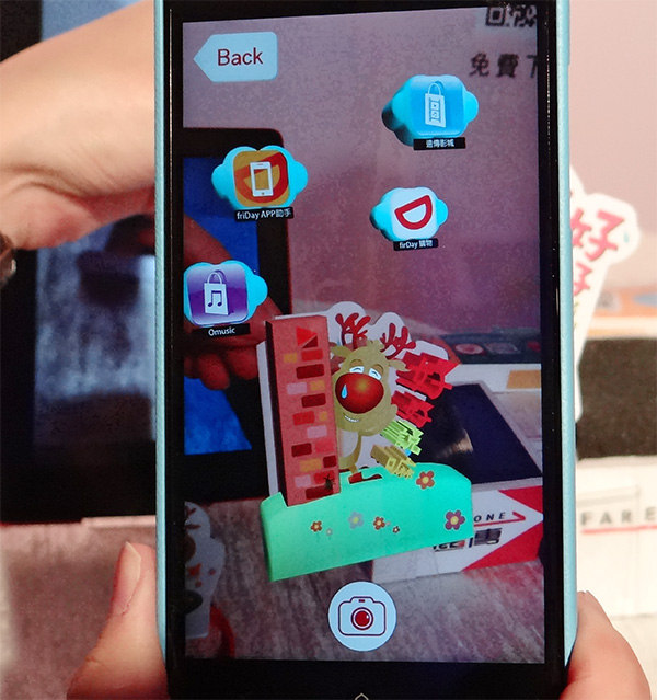 遠傳電信「愛‧喜嗲鹿」App,用手機拍攝N次貼,手機螢幕就會出現可愛的3D麋鹿圖樣。(記者吳佩樺攝)