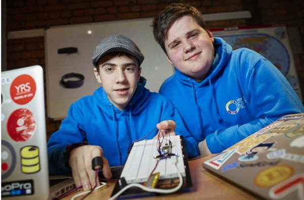 年僅15的Ryan Oliver和14歲的Jonathan Kingsley合作研發Kipstr手環。(截取自gizmag)