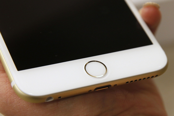 Touch ID可能會再加入更多新功能，讓解鎖方式變得更加多元，安全性也會隨之提高。（法新社）