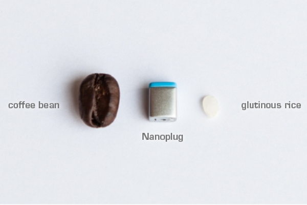 Nanoplug 的大小幾乎跟米粒一樣大!(圖片來源:Nanoplug)