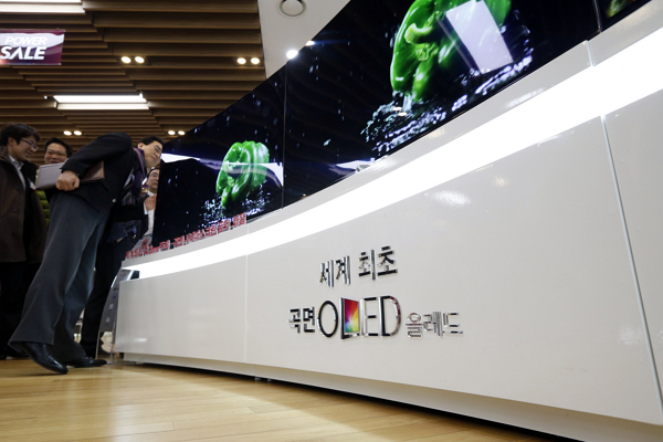 LG OLED 曲面電視螢幕。(圖片來源:路透社)