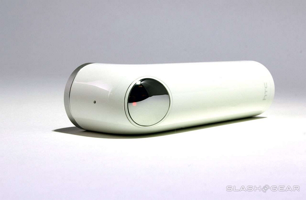 帶著迷你攝影機出遊,像是HTC推出的迷你攝錄影機HTC Re。(圖片來源取自SlashGear官網)