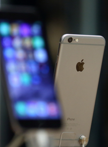 不少 iPhone 用戶都表示,16 GB 版的 iPhone 6 安裝 iOS 系統後,實際可用的空間大概只剩 13 GB。(彭博社)