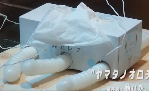 機器人「八歧大蛇」,利用情趣按摩棒裝上面紙盒而成。(截取自 HEROCON 官方 Youtube 影片)